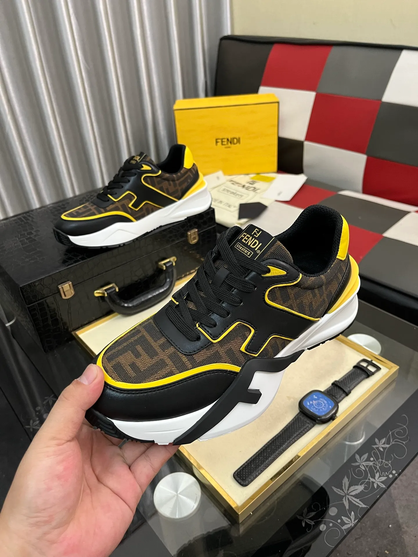 Men's men's shoes 💰560⌚️⌚️FENDI.•FENDI unique modern style sneakers. Counter purchasing🏃casual shoes😍😍 Original breathable fly-knit mesh imported from Italy (refuses to discolor and abrade feet) soles: Original soles specially provided by the original factory, super cool😍 French lazy style design ⚠️ Original quality, super comfortable and wear-resistant original soles. Code number: 38-442️⃣Colors available